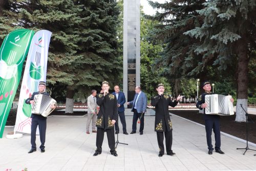В Азнакаево открыты памятники добытчикам черного золота