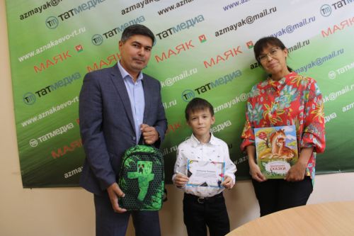 «Маяк» газетасы редакциясендә беренче сыйныф укучыларына портфельләр бүләк иттеләр