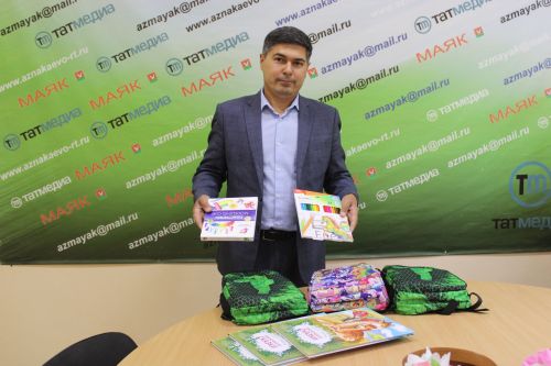 «Маяк» газетасы редакциясендә беренче сыйныф укучыларына портфельләр бүләк иттеләр