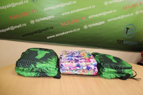 «Маяк» газетасы редакциясендә беренче сыйныф укучыларына портфельләр бүләк иттеләр