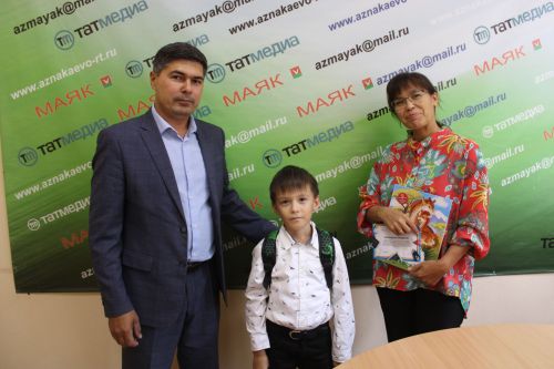 «Маяк» газетасы редакциясендә беренче сыйныф укучыларына портфельләр бүләк иттеләр