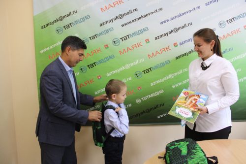 «Маяк» газетасы редакциясендә беренче сыйныф укучыларына портфельләр бүләк иттеләр