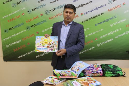 «Маяк» газетасы редакциясендә беренче сыйныф укучыларына портфельләр бүләк иттеләр