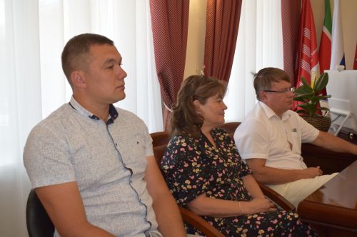Азнакайда район башлыгы ялдагы солдатлар белән очрашты