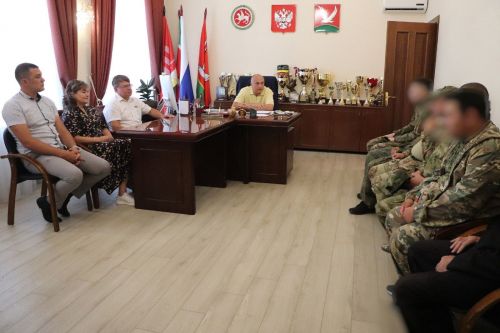 Азнакайда район башлыгы ялдагы солдатлар белән очрашты