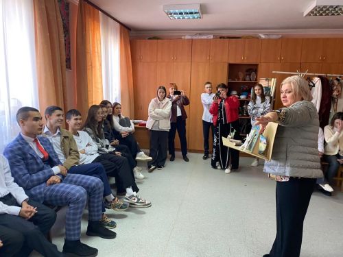 «Мәдәнияткә хезмәт итү»: Азнакай укучылары мәдәният хезмәткәрләренең көндәлек тормышына чумдылар