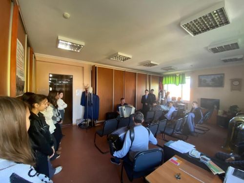 «Мәдәнияткә хезмәт итү»: Азнакай укучылары мәдәният хезмәткәрләренең көндәлек тормышына чумдылар