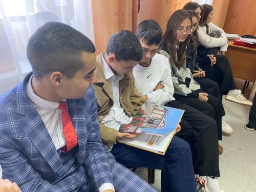 «Мәдәнияткә хезмәт итү»: Азнакай укучылары мәдәният хезмәткәрләренең көндәлек тормышына чумдылар