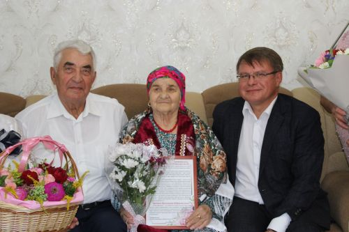 Азнакайда яшәүче Нурлыҗинан Әхмәтшинаны 90 яшьлек юбилее белән котладылар