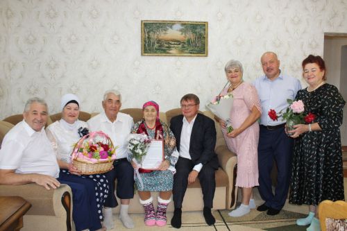 Азнакайда яшәүче Нурлыҗинан Әхмәтшинаны 90 яшьлек юбилее белән котладылар