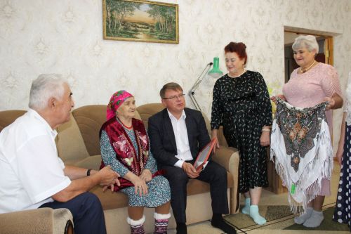 Азнакайда яшәүче Нурлыҗинан Әхмәтшинаны 90 яшьлек юбилее белән котладылар