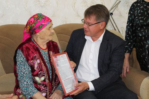 Азнакайда яшәүче Нурлыҗинан Әхмәтшинаны 90 яшьлек юбилее белән котладылар