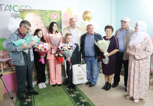 Марсель Шәйдуллин махсус хәрби операциядә катнашучының гаиләсен баласы туу белән котлады