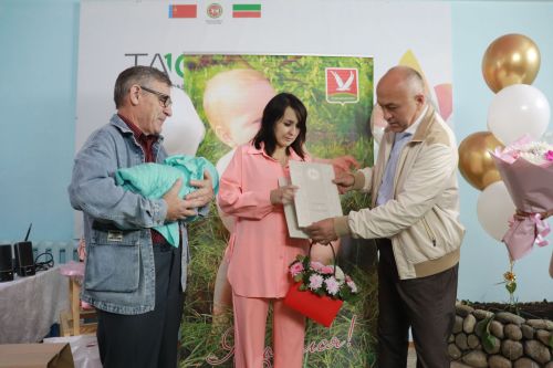 Марсель Шайдуллин поздравил семью участника СВО с рождением ребенка