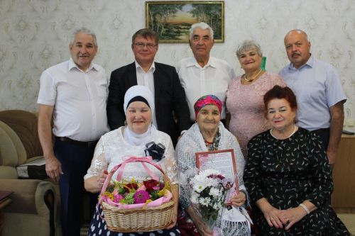 Азнакайда яшәүче Нурлыҗинан Әхмәтшинаны 90 яшьлек юбилее белән котладылар