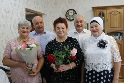 Азнакайда яшәүче Нурлыҗинан Әхмәтшинаны 90 яшьлек юбилее белән котладылар