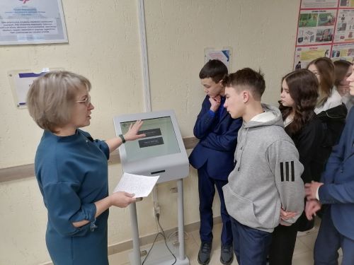 В клиентской службе Азнакаевского района молодежным лидером Лейсан Шайдуллиной была организована экскурсия для учащихся 8 класса МБОУ «СОШ» № 9