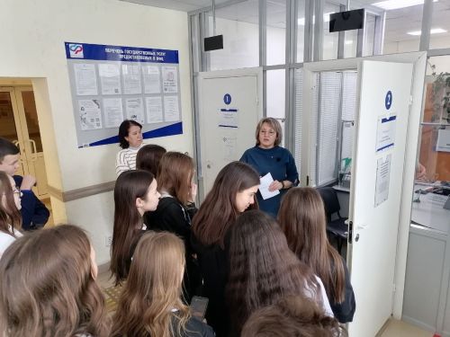 В клиентской службе Азнакаевского района молодежным лидером Лейсан Шайдуллиной была организована экскурсия для учащихся 8 класса МБОУ «СОШ» № 9