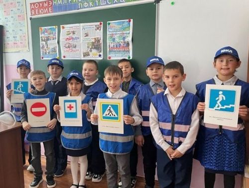 Азнакайның яшь испекторлары балаларга юл хәрәкәте кагыйдәләрен өйрәтә