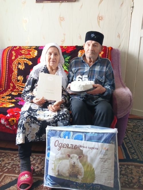 Азнакай районының Сәпәй авылында яшәүче Хаҗиевларны Тимер туйлары белән тәбрик иттеләр