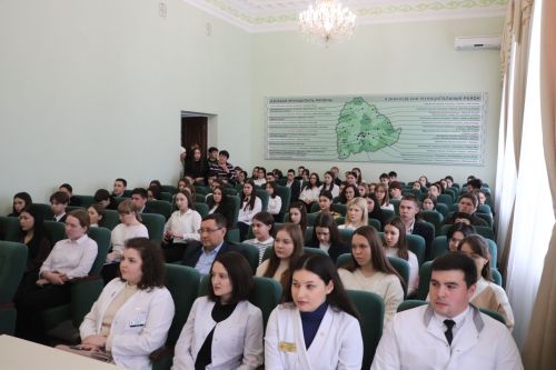Медицина белгечлеге алучы студентлар район җитәкчеләре белән очрашты