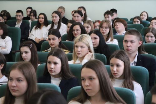 Медицина белгечлеге алучы студентлар район җитәкчеләре белән очрашты