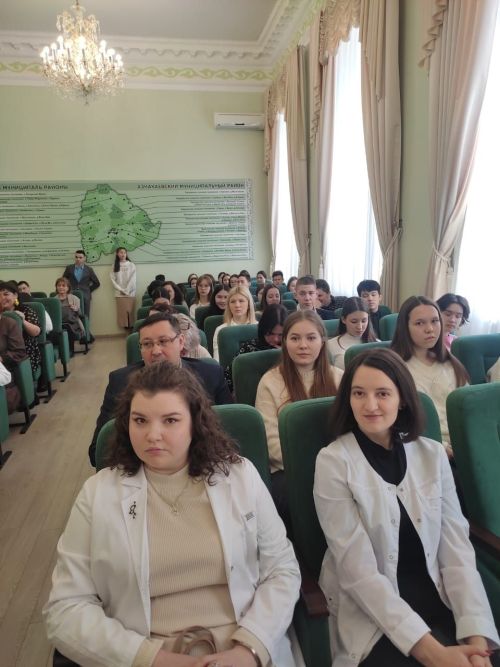 Медицина белгечлеге алучы студентлар район җитәкчеләре белән очрашты