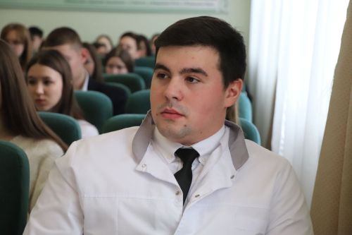 Медицина белгечлеге алучы студентлар район җитәкчеләре белән очрашты