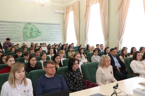 Медицина белгечлеге алучы студентлар район җитәкчеләре белән очрашты