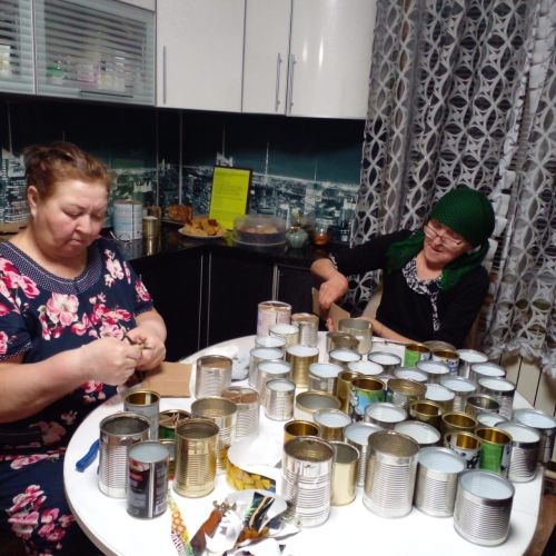Мәндәй кызлары җырлый-җырлый сетка үрә