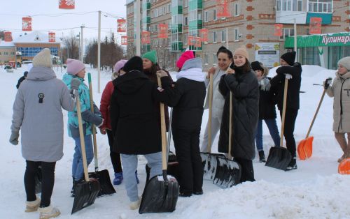 Азнакайлылар бердәм булып кар чистартырга чыктылар
