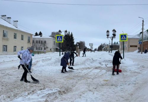 Азнакайлылар бердәм булып кар чистартырга чыктылар