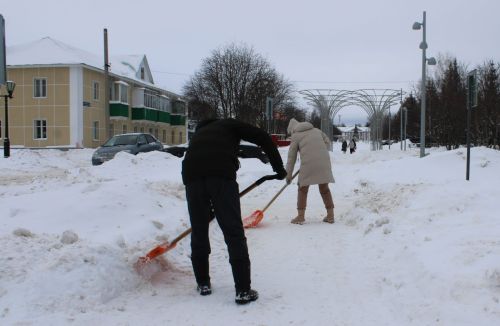 Азнакайлылар бердәм булып кар чистартырга чыктылар