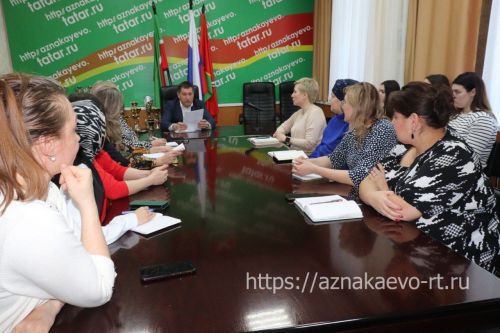 Азнакай волонтерлары берләшә
