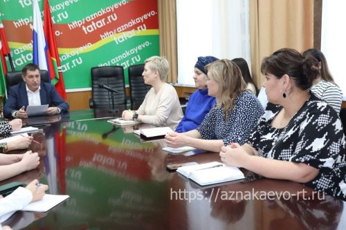 Азнакай волонтерлары берләшә