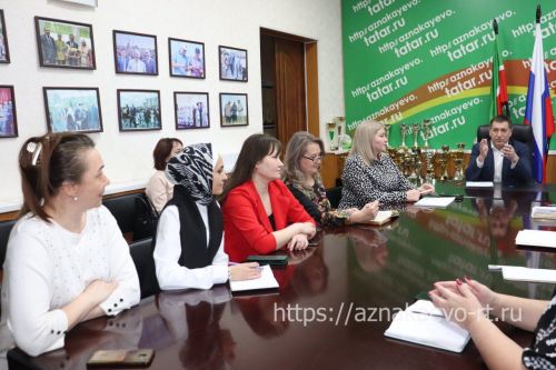 Азнакай волонтерлары берләшә