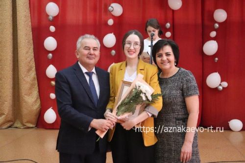 Азнакайда укытучыларны һәм тәрбиячеләрне хөрмәтләделәр