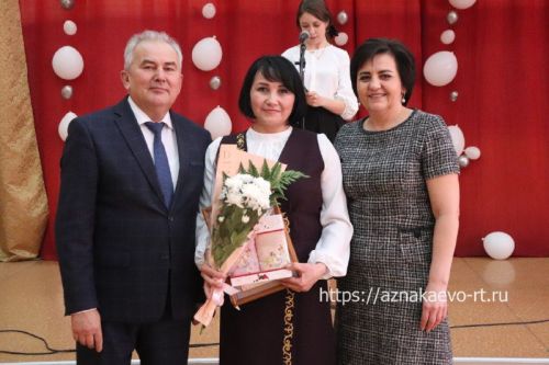 Азнакайда укытучыларны һәм тәрбиячеләрне хөрмәтләделәр