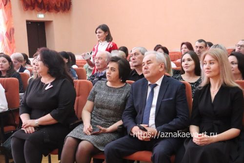 Азнакайда укытучыларны һәм тәрбиячеләрне хөрмәтләделәр