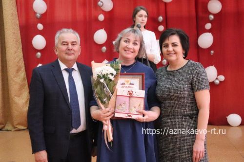 Азнакайда укытучыларны һәм тәрбиячеләрне хөрмәтләделәр