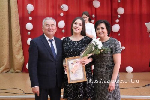 Азнакайда укытучыларны һәм тәрбиячеләрне хөрмәтләделәр