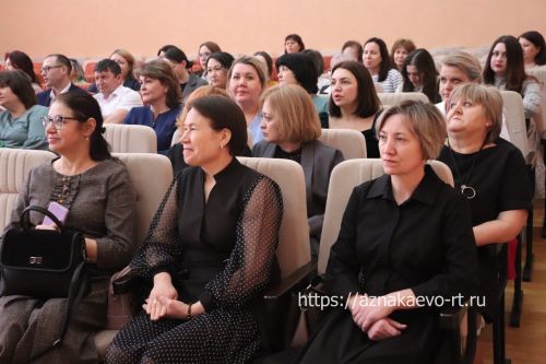 Азнакайда укытучыларны һәм тәрбиячеләрне хөрмәтләделәр