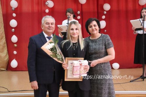 Азнакайда укытучыларны һәм тәрбиячеләрне хөрмәтләделәр