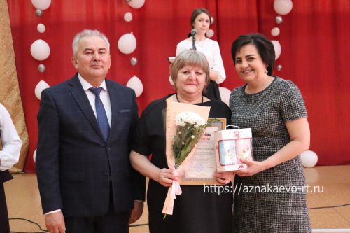 Азнакайда укытучыларны һәм тәрбиячеләрне хөрмәтләделәр