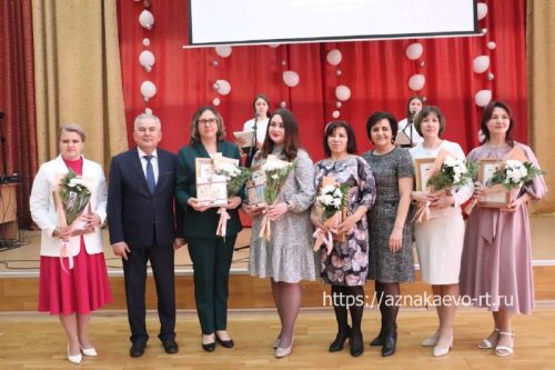 Азнакайда укытучыларны һәм тәрбиячеләрне хөрмәтләделәр