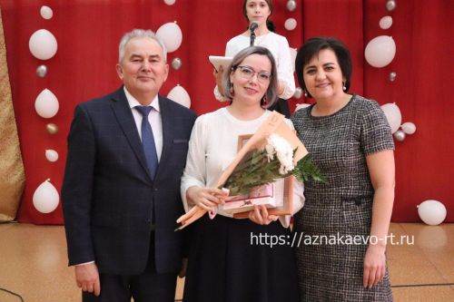 Азнакайда укытучыларны һәм тәрбиячеләрне хөрмәтләделәр