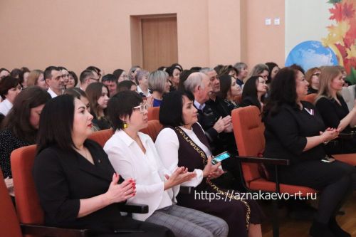 Азнакайда укытучыларны һәм тәрбиячеләрне хөрмәтләделәр