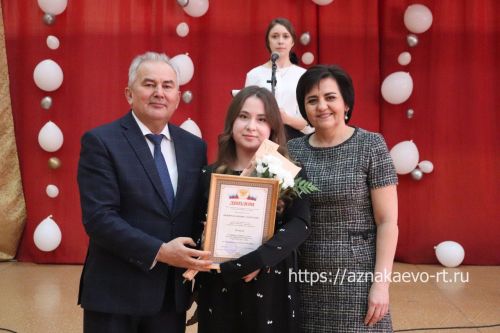 Азнакайда укытучыларны һәм тәрбиячеләрне хөрмәтләделәр
