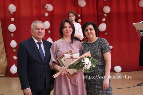 Азнакайда укытучыларны һәм тәрбиячеләрне хөрмәтләделәр