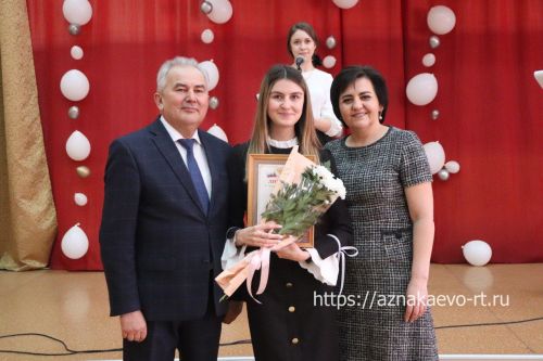 Азнакайда укытучыларны һәм тәрбиячеләрне хөрмәтләделәр